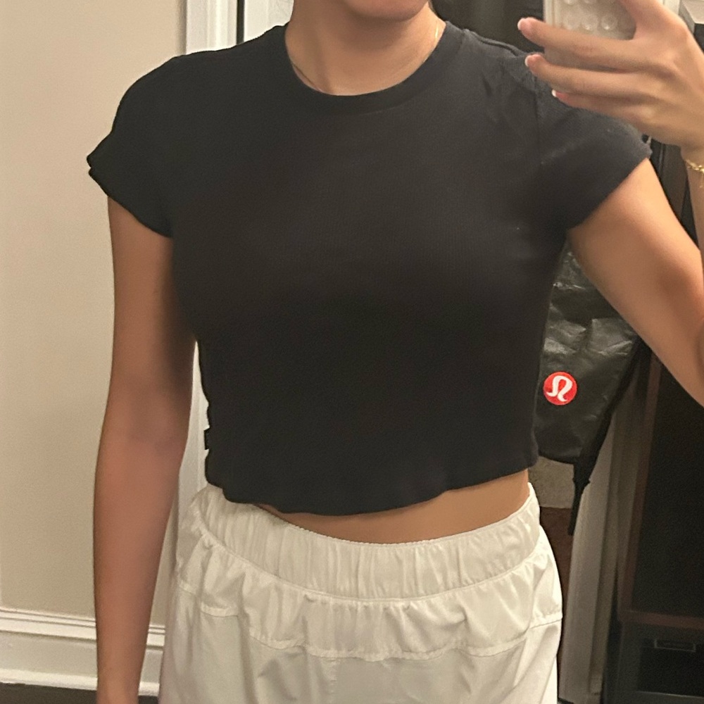 Aritzia TNA cropped black ribbed shirt - size m